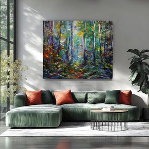 Puede incluir: Pintura abstracta de una escena de bosque con colores vibrantes, incluyendo verde, azul, amarillo y rojo. La pintura representa un camino que conduce al bosque, con &aacute;rboles a ambos lados. La pintura est&aacute; enmarcada y colgada en una pared en un sal&oacute;n.