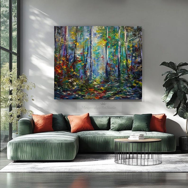 Puede incluir: Pintura abstracta de una escena de bosque con colores vibrantes, incluyendo verde, azul, amarillo y rojo. La pintura representa un camino que conduce al bosque, con &aacute;rboles a ambos lados. La pintura est&aacute; enmarcada y colgada en una pared en un sal&oacute;n.