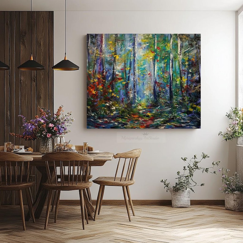 Puede incluir: Una pintura abstracta colorida de una escena de bosque con &aacute;rboles altos y un camino que conduce hacia el bosque. La pintura est&aacute; hecha en una variedad de tonos de azul, verde, amarillo y rojo.