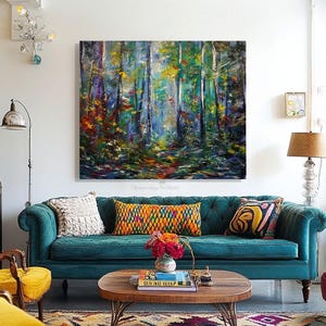 Puede incluir: Un sof&aacute; de terciopelo azul turquesa con una variedad de cojines coloridos, una mesa de centro con un libro y un jarr&oacute;n de flores, y una pintura de una escena de bosque colorida colgada en la pared.