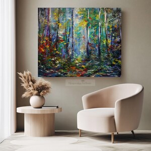 Puede incluir: Una pintura que representa una escena de bosque con &aacute;rboles altos y un camino que conduce hacia el bosque. Los &aacute;rboles est&aacute;n pintados en tonos de verde, azul y amarillo, y el camino es de un rojo vibrante. La pintura tiene un efecto texturizado, de pinceladas.