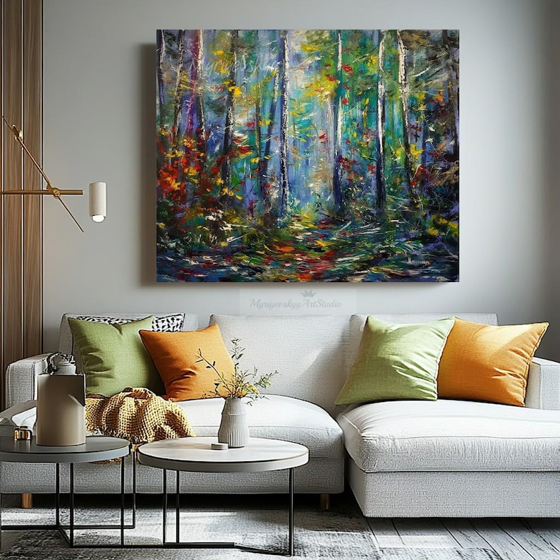 Puede incluir: Una pintura abstracta colorida de una escena de bosque con tonos azules, verdes y amarillos. La pintura est&aacute; realizada en un estilo suelto e impresionista, con pinceladas visibles en todo. La pintura est&aacute; enmarcada y colgada en una pared en un sal&oacute;n.