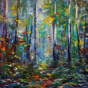 Puede incluir: Una pintura que representa una escena de bosque con &aacute;rboles altos y un camino que conduce hacia el bosque. Los &aacute;rboles est&aacute;n pintados en tonos de azul, verde y amarillo, con toques de rojo y naranja. El camino es de color azul claro y est&aacute; rodeado de vegetaci&oacute;n verde.