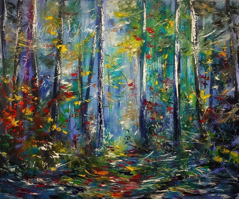 Puede incluir: Una pintura que representa una escena de bosque con &aacute;rboles altos y un camino que conduce hacia el bosque. Los &aacute;rboles est&aacute;n pintados en tonos de azul, verde y amarillo, con toques de rojo y naranja. El camino es de color azul claro y est&aacute; rodeado de vegetaci&oacute;n verde.