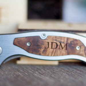 Personalized Groomsmen Knife – Engraved Pocket Knife with Handmade Wood Box zdjęcie 7
