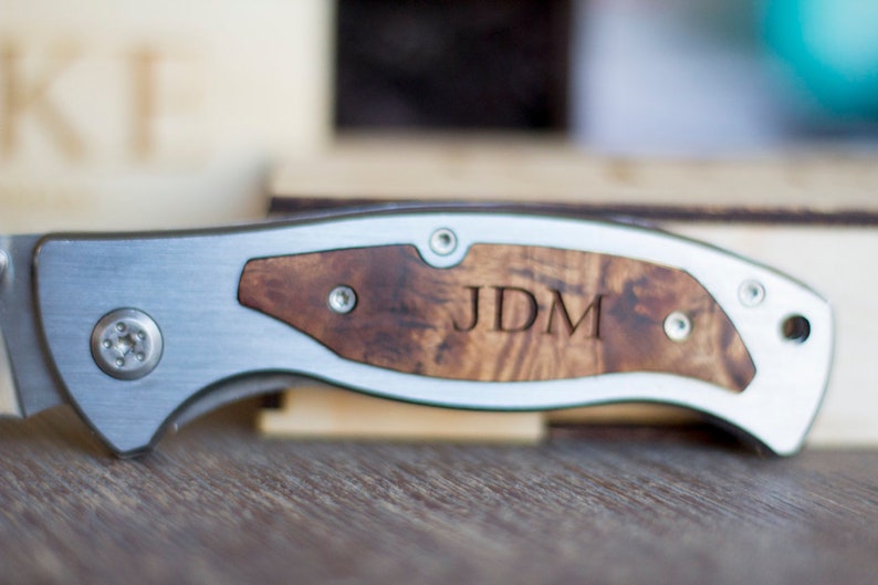 Personalized Groomsmen Knife – Engraved Pocket Knife with Handmade Wood Box zdjęcie 7