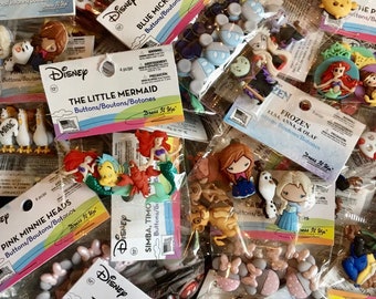 25 paquetes surtidos de botones para manualidades Disney* Jesse James*, Dress it Up* con vástago y parte posterior plana
