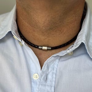 Gargantilla de cuero para hombre – Cuero trenzado marrón oscuro con cierre de acero inoxidable – Regalo minimalista hecho a mano para él