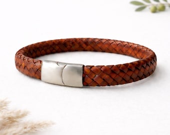 Pulsera de cuero trenzado para hombre con cierre magnético de acero inoxidable: hecha a mano, elegante y duradera para uso diario o en ocasiones especiales.