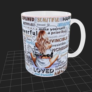 Puede incluir: Taza de cer&aacute;mica blanca con un dise&ntilde;o envolvente con palabras inspiradoras. La taza tiene una imagen de una mujer con cabello rubio y las palabras "Love Yourself" en la parte delantera. La taza tiene un asa blanca y un borde rosa.