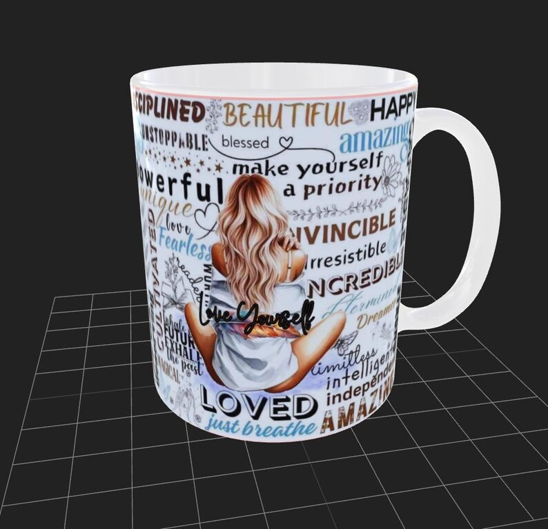 Puede incluir: Taza de cer&aacute;mica blanca con un dise&ntilde;o envolvente con palabras inspiradoras. La taza tiene una imagen de una mujer con cabello rubio y las palabras "Love Yourself" en la parte delantera. La taza tiene un asa blanca y un borde rosa.