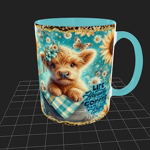 Peut inclure: Mug en c&eacute;ramique avec une anse et un bord bleu clair. Le mug pr&eacute;sente un motif fantaisiste d'un veau de vache des Highlands dans un seau en m&eacute;tal, entour&eacute; de fleurs et de papillons. Le texte "Life Happens Coffee Helps" est &eacute;galement pr&eacute;sent.