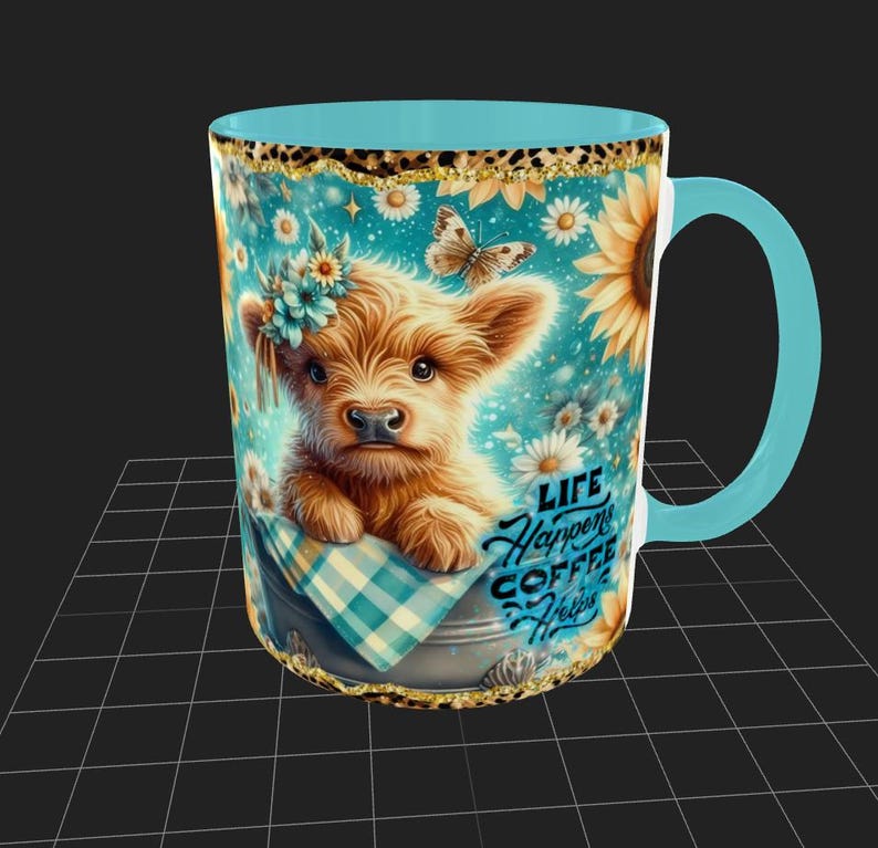 Peut inclure: Mug en c&eacute;ramique avec une anse et un bord bleu clair. Le mug pr&eacute;sente un motif fantaisiste d'un veau de vache des Highlands dans un seau en m&eacute;tal, entour&eacute; de fleurs et de papillons. Le texte "Life Happens Coffee Helps" est &eacute;galement pr&eacute;sent.