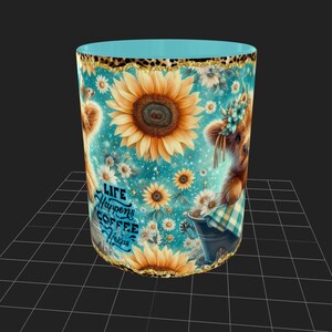 Peut inclure: Un mug en c&eacute;ramique avec un fond turquoise orn&eacute; de tournesols, de marguerites et d'une vache des Highlands. Le mug a un int&eacute;rieur turquoise et une bande imprim&eacute;e l&eacute;opard en haut. Le texte sur le mug dit "Life Happens Coffee Helps."