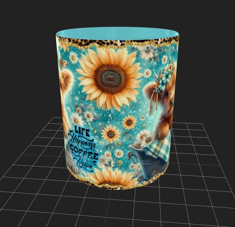 Peut inclure: Un mug en c&eacute;ramique avec un fond turquoise orn&eacute; de tournesols, de marguerites et d'une vache des Highlands. Le mug a un int&eacute;rieur turquoise et une bande imprim&eacute;e l&eacute;opard en haut. Le texte sur le mug dit "Life Happens Coffee Helps."