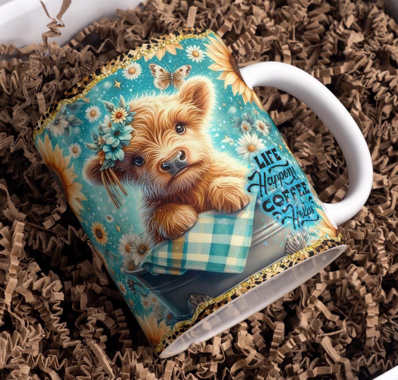 Peut inclure: Une tasse en c&eacute;ramique blanche avec une anse noire et le texte "But First, Coffee" en noir, dans une police manuscrite. La tasse est pos&eacute;e sur une surface blanche.