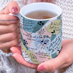 Op de afbeelding: Een rustiek houten bord met de tekst "Welcome to our home" in witte letters. Het bord heeft een verweerde afwerking en een eenvoudig, uitnodigend ontwerp, perfect voor voordeurdecoratie.