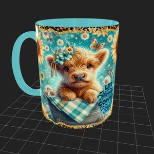 Peut inclure: Mug en c&eacute;ramique avec une anse et un int&eacute;rieur bleu clair. La tasse pr&eacute;sente une illustration &agrave; l'aquarelle d'un veau de vache Highland avec une couronne florale, des tournesols et un papillon. Le texte "Life is Happy with Coffee" est &eacute;galement pr&eacute;sent.
