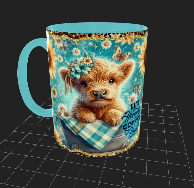 Peut inclure: Mug en c&eacute;ramique avec une anse et un int&eacute;rieur bleu clair. La tasse pr&eacute;sente une illustration &agrave; l'aquarelle d'un veau de vache Highland avec une couronne florale, des tournesols et un papillon. Le texte "Life is Happy with Coffee" est &eacute;galement pr&eacute;sent.