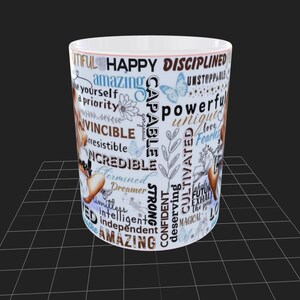 Puede incluir: Taza de cer&aacute;mica blanca con borde rosa, cubierta de palabras inspiradoras como "incre&iacute;ble", "capaz" y "poderoso". El dise&ntilde;o incluye mariposas y elementos florales, creando un tema motivador y edificante.