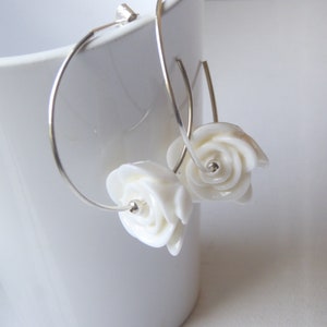 Arawi - Silver hoop earrings with a white resin flower