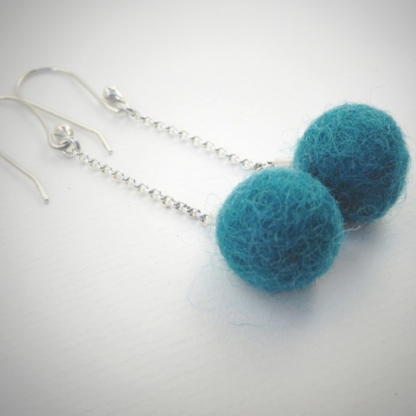 Boucles d'oreilles en argent et pompon de feutre bleu canard