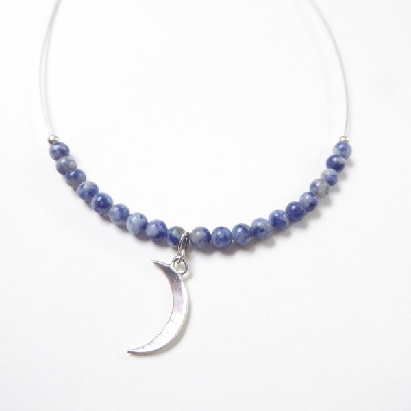 Collier en perles de sodalite et pendentif lune