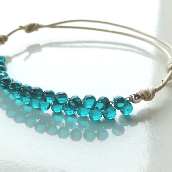 Bracelet en cuir et perles de verre bleu