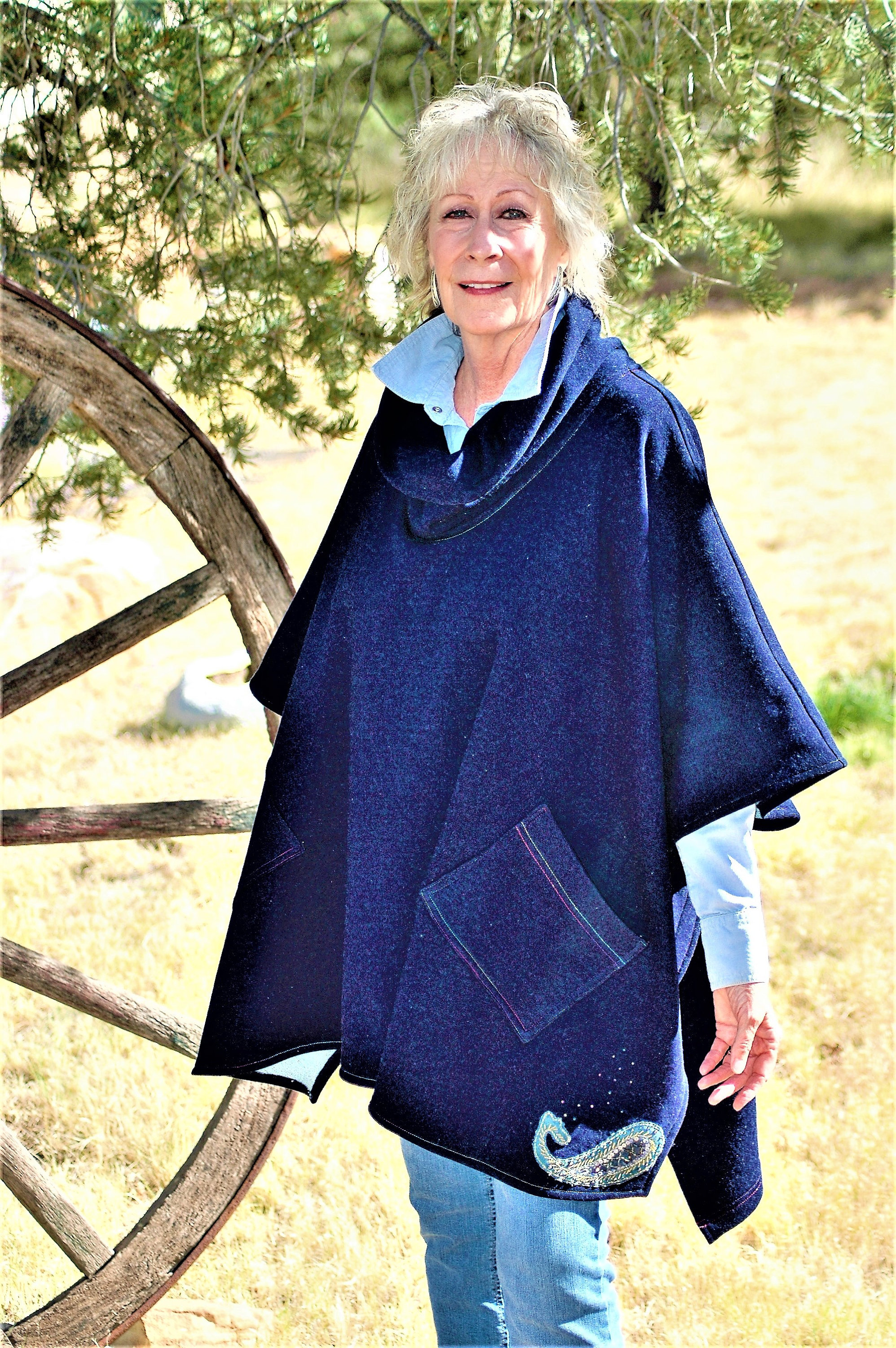 Poncho Boho plumes noir made in France