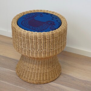 Eero Aarnio - Artek Finland - „Juttu” - Stołek rattanowy w stylu vintage - Design skandynawski - tkanina skandynawska