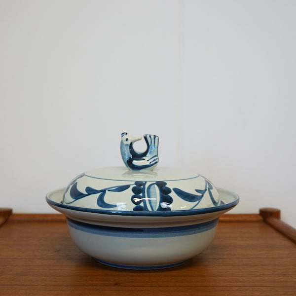 Gefle Bo Fajans "Termo" 1810/2T - Allan Ebeling - Art pottery - Lidded bowl with bird handle - Hand Painted/Handmade