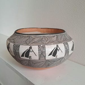 Jarra de terracota pintada a mano, de origen indígena mexicano. Acoma, "ciudad del cielo". Imagen: Kokopelli.