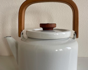 Finel Tea Pot / Kettle. Heikki Orvola for ARABIA Finland. Nordic