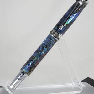 Pluma estilográfica, estilo "Majestic Jr.", en concha de abulón natural con acabados en cromo y metal pavonado, mi artículo 105750