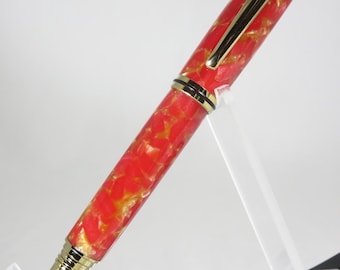 Pluma estilográfica, estilo "Jr. Gentlemen's", en resina acrílica roja y dorada con detalles chapados en oro, mi artículo 105658