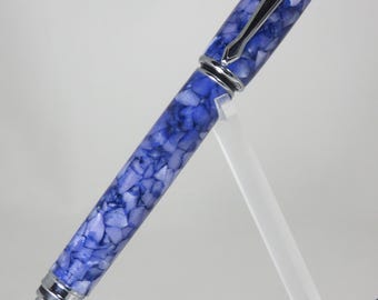 Pluma estilográfica, estilo "Executive" con fijación magnética en acrílico azul y blanco con acabado cromado, mi artículo 105571