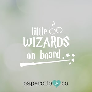 Naklejka na samochód Little Wizards on Board, Wizards, Wand, Baby on Board, naklejka na samochód niestandardowy, zabawna naklejka na samochód, naklejka winylowa na zewnątrz, naklejka na samochód, unisex