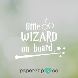 Naklejka na samochód Little Wizard on Board, Czarodziej, Różdżka, Dziecko na pokładzie, Naklejki na samochód na zamówienie, Zabawna naklejka na samochód, Zewnętrzna naklejka winylowa, Naklejki samochodowe, Unisex