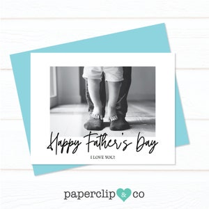 Carte de vœux joyeuse fête des pères avec un enfant debout sur les pieds du père, carte de fête des pères, carte de vœux, cadeau pour papa, fête des pères de l’enfant