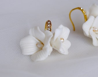 Boucles d'oreilles fleur en céramique zircon cubique Boucles d'oreilles de mariée Bijoux de mariage Boucles d'oreilles de demoiselle d'honneur Boucles d'oreilles de mariage