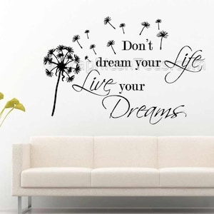Etiqueta de la pared familiar, inspiracional, vivir tus sueños, con diente de León en el viento