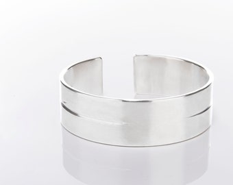 Bracelet manchette en argent sterling, le bracelet à déclaration géométrique pour hommes est une pièce de déclaration unique en son genre. Le cadeau parfait pour lui.