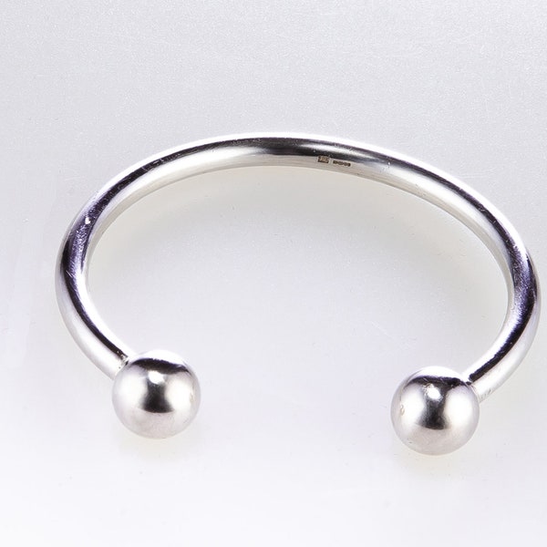 Bracelet jonc dynamométrique en argent sterling - un simple bracelet rond réglable avec des boules en argent à chaque extrémité, un cadeau idéal pour elle ou pour lui.