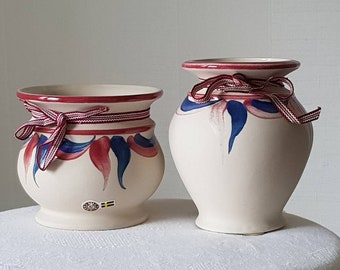 GABRIEL Sweden Set of 2 Vintage Ceramic Vases, h 10 cm & h 12 cm. Hand painted red/ blue decor. Scandinavian design, Retro Kitchen