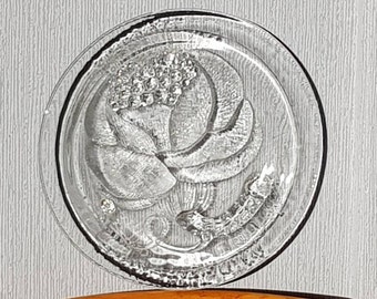 Finnish Vintage Arabia of Finland Iittala Nuutajarvi Pioni Peony Glass Plate Oiva Toikka design. Scandinavian Vintage Style, D 21 cm.