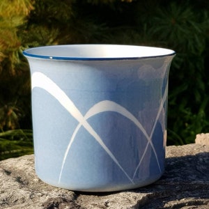 Rorstrand Suecia Gosta Millberg diseño Vintage Ceramic Jar Bowl Container Pot. Patrón azul y blanco. Estudio de arte gres sueco