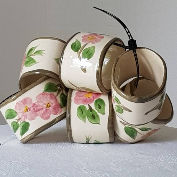 Set von 6 handbemalten Vintage Keramik Serviettenringe. Blumen Florales Muster, brauner Rand. Retro Küche Retro Tischdekoration