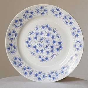 以下が含まれることがあります： 青と白の花柄の白いセラミック製のディナー皿。皿は縁が高く、表面は滑らかです。