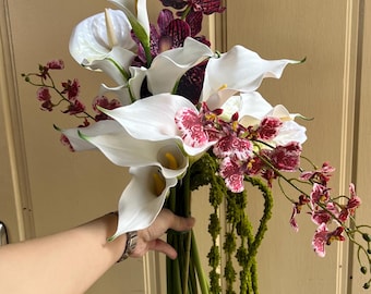 Semplice bouquet di calle, bouquet da sposa minimalista con calle bianche, bouquet elegante bianco bordeaux, amaranto a cascata con orchidee bordeaux