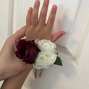 Bouquet da sposa con calle bianche e bordeaux, stile moderno e minimalista. immagine 11